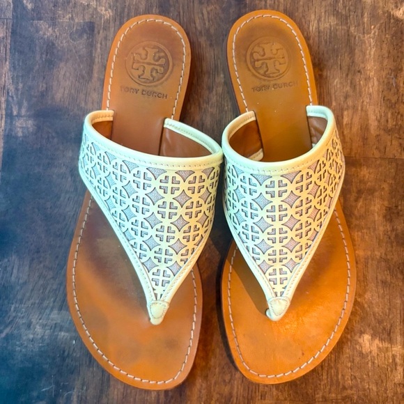 TORY BURCH Cream Yellow Flip Flops Thongs Sandals! Very good condition! 7 1/2 - Picture 2 of 9